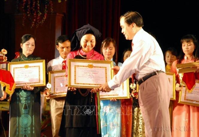 Công tác tuyên giáo hay công tác chính trị tư tưởng có ý nghĩa cực kỳ quan trọng trong việc giáo dưỡng tinh thần, giác ngộ tư tưởng, xây dựng sức mạnh đại đoàn kết toàn dân tộc, góp phần đưa đến các thắng lợi vẻ vang cho đất nước ta. Trong ảnh: Lãnh đạo Ban Tuyên giáo Trung ương trao giấy chứng nhận cho các thí sinh dự Hội thi sơ khảo toàn quốc  