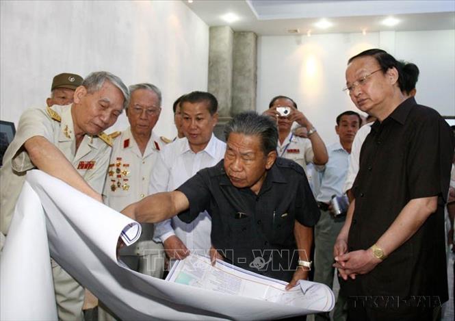 Công tác thông tin, tuyên truyền đối ngoại đạt được nhiều kết quả tích cực, ngày càng đi vào chiều sâu. Trong ảnh: Trưởng ban Tuyên giáo Trung ương Tô Huy Rứa thăm Nhà truyền thống Bản Đông thuộc huyện Xê-Pôn (Lào, 11/9/2009). Ảnh: Thống Nhất-TTXVN