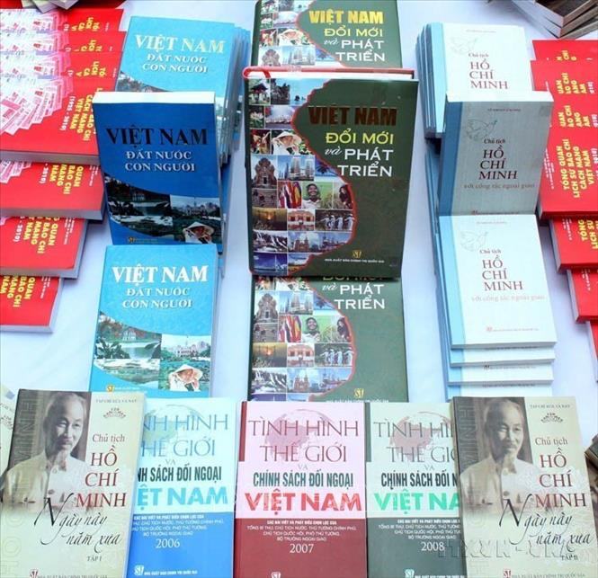 Trong công tác tuyên truyền, báo chí, xuất bản, thông tin đối ngoại, ngành Tuyên giáo đã thực hiện kịp thời, có hiệu quả, lan tỏa sâu rộng chủ trương, quyết sách lớn mang tính lịch sử. Trong ảnh: Công bố các ấn phẩm kỷ niệm 65 năm Cách mạng tháng 8 và Quốc khánh 2-9 do Ban Tuyên giáo Trung ương phối hợp cùng NXB Chính trị quốc gia - Sự thật tổ chức (2010). Ảnh: Thanh Tùng-TTXVN