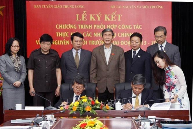 Ban Tuyên giáo Trung ương và Bộ Tài nguyên và Môi trường tổ chức Lễ ký kết chương trình phối hợp công tác thực hiện các nhiệm vụ chính trị về tài nguyên và môi trường giai đoạn 2013 - 2016 (Hà Nội, 29/10/2013). Ảnh: Nguyễn Dân - TTXVN