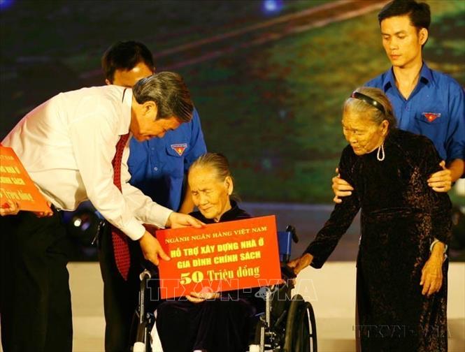 Ngành Tuyên giáo đã tuyên truyền về các giá trị nhân văn tốt đẹp chia sẻ, hỗ trợ lẫn nhau; tinh thần cộng đồng, tập thể, các hành vi ứng xử nhân ái, nghĩa tình, phù hợp... Trong ảnh: Trưởng Ban Tuyên giáo Trung ương Đinh Thế Huynh trao tiền hỗ trợ xây dựng nhà ở cho gia đình chính sách trong Chương trình an sinh xã hội 
