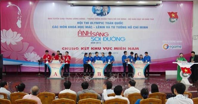 Công tác tuyên giáo hay công tác chính trị tư tưởng có ý nghĩa cực kỳ quan trọng trong việc giáo dưỡng tinh thần, giác ngộ tư tưởng, xây dựng sức mạnh đại đoàn kết toàn dân tộc, góp phần đưa đến các thắng lợi vẻ vang cho đất nước. Trong ảnh: Chung kết Hội thi Olympic toàn quốc các môn khoa học Marx - Lenin và Tư tưởng Hồ Chí Minh “Ánh sáng soi đường” năm 2015 Khu vực miền Nam, ngày 6/5/2015, tại An Giang. Ảnh: Công Mạo-TTXVN