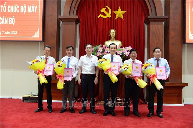 Chủ tịch UBND tỉnh Đồng Tháp trao quyết định bổ nhiệm lãnh đạo Ban Quản lý Khu kinh tế tỉnh Đồng Tháp. Ảnh: Công Trí-TTXVN