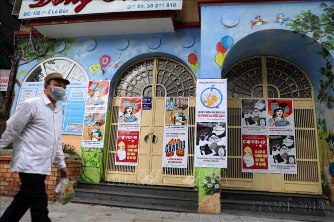 Ban Tuyên giáo Trung ương và Tuyên giáo các cấp đã kịp thời tham mưu Ban Bí thư và các cấp ủy cùng cấp trong lãnh đạo, chỉ đạo; triển khai nhiều giải pháp, định hướng thông tin trong công tác phòng, chống dịch COVID-19. Trong ảnh: Cuộc vận động sáng tác tranh cổ động phòng, chống dịch bệnh COVID-19 do Cục Văn hóa cơ sở (Bộ VHTT&DL) tổ chức đã góp phần chung tay vào công tác tuyên truyền phòng, chống dịch COVID-19. Ảnh: Thanh Tùng-TTXVN
