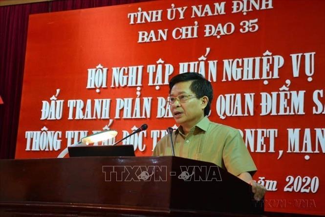 Công tác bảo vệ nền tảng tư tưởng của Đảng, đấu tranh, phản bác các thông tin, quan điểm sai trái, thù địch có nhiều chuyển biến, đạt những kết quả tích cực. Ban Tuyên giáo Trung ương và Ban Chỉ đạo 35 của các bộ, ngành, địa phương triển khai đồng bộ các giải pháp đấu tranh ngăn chặn, gỡ bỏ các thông tin xấu độc, phản bác quan điểm sai trái thù địch. Trong ảnh: Ban Chỉ đạo 35 tỉnh Nam Định tổ chức Hội nghị tập huấn nghiệp vụ đấu tranh phản bác quan điểm sai trái thông tin xấu, độc trên Internet, mạng xã hội (21/5/2020). Ảnh: Công Luật – TTXVN