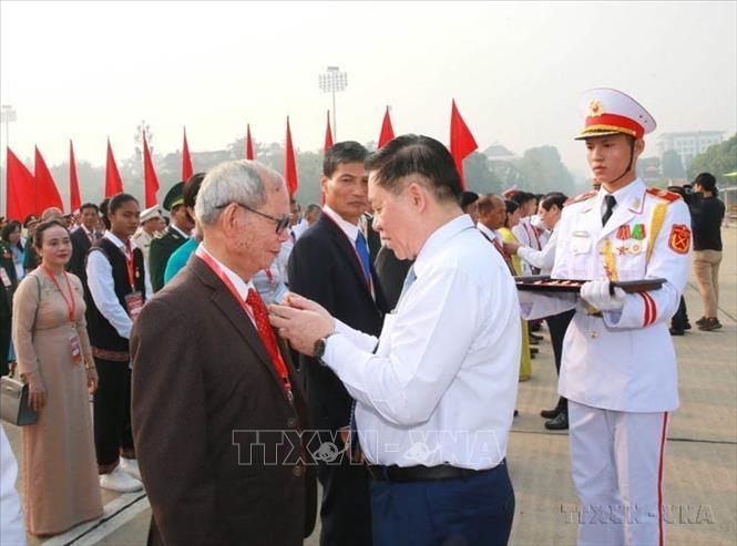 Ngành Tuyên giáo đã tuyên truyền về các giá trị nhân văn tốt đẹp chia sẻ, hỗ trợ lẫn nhau; tinh thần cộng đồng, tập thể, các hành vi ứng xử nhân ái, nghĩa tình, phù hợp...Trong ảnh: Trưởng Ban Tuyên giáo Trung ương Nguyễn Trọng Nghĩa trao huy hiệu Bác Hồ cho các điển hình toàn quốc trong học và làm theo tư tưởng, đạo đức, phong cách Hồ Chí Minh tại Lễ báo công dân Bác (2023). Ảnh: Phương Hoa - TTXVN