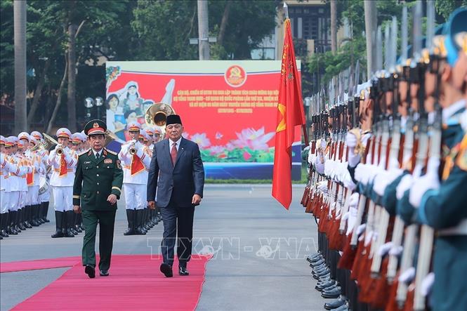 Đại tướng, Bộ trưởng Bộ Quốc phòng Phan Văn Giang và Bộ trưởng Bộ Quốc phòng Indonesia Sjafrie Sjamsoeddin duyệt Đội danh dự Quân đội nhân dân Việt Nam. Ảnh: An Đăng - TTXVN