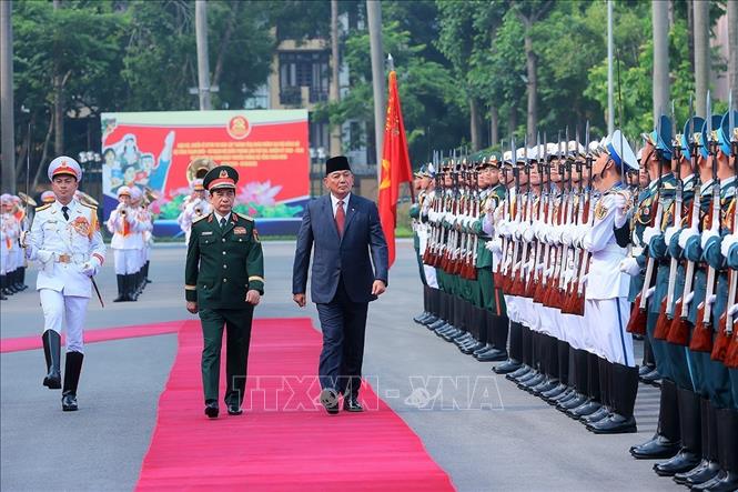 Đại tướng, Bộ trưởng Bộ Quốc phòng Phan Văn Giang và Bộ trưởng Bộ Quốc phòng Indonesia Sjafrie Sjamsoeddin duyệt Đội danh dự Quân đội nhân dân Việt Nam. Ảnh: An Đăng - TTXVN