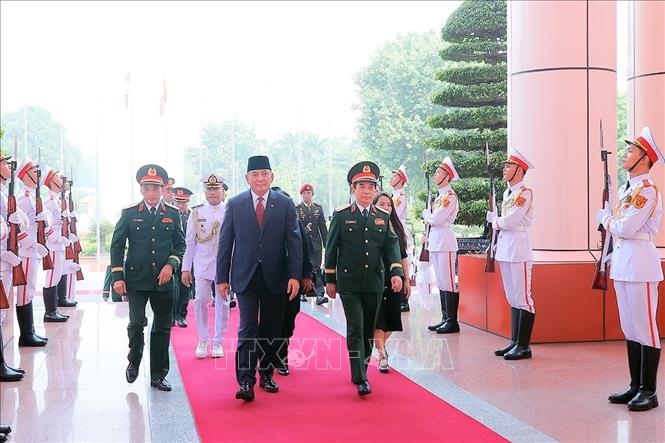 Đại tướng, Bộ trưởng Bộ Quốc phòng Phan Văn Giang và Bộ trưởng Bộ Quốc phòng Indonesia Sjafrie Sjamsoeddin tại lễ đón. Ảnh: An Đăng - TTXVN
