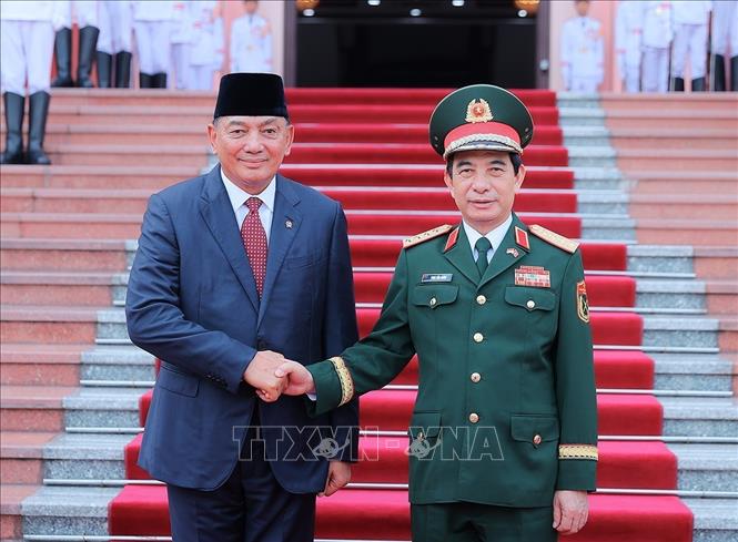 Đại tướng, Bộ trưởng Bộ Quốc phòng Phan Văn Giang và Bộ trưởng Bộ Quốc phòng Indonesia Sjafrie Sjamsoeddin tại lễ đón. Ảnh: An Đăng - TTXVN