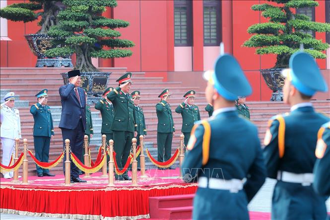 Đại tướng, Bộ trưởng Bộ Quốc phòng Phan Văn Giang và Bộ trưởng Bộ Quốc phòng Indonesia Sjafrie Sjamsoeddin thực hiện nghi lễ chào cờ. Ảnh: An Đăng - TTXVNĐại