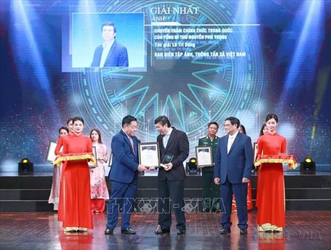 Trong công tác tuyên truyền, báo chí, xuất bản, thông tin đối ngoại, ngành Tuyên giáo đã thực hiện kịp thời, có hiệu quả, lan tỏa sâu rộng chủ trương, quyết sách lớn mang tính lịch sử. Trong ảnh: Thủ tướng Phạm Minh Chính và Trưởng Ban Tuyên giáo Trung ương Nguyễn Trọng Nghĩa trao giải Nhất cho tác giả Lê Trí Dũng (TTXVN) tại Lễ trao Giải thưởng toàn quốc về thông tin đối ngoại lần thứ IX (12/10/2023). Ảnh: Dương Giang-TTXVN