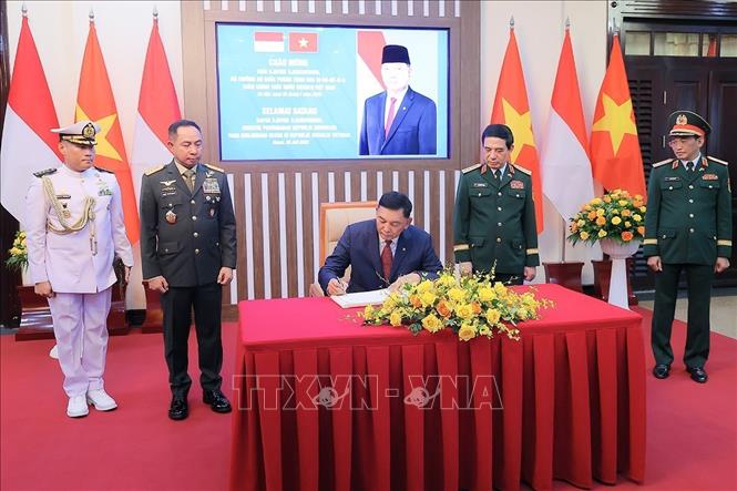 Đại tướng, Bộ trưởng Bộ Quốc phòng Phan Văn Giang chứng kiến Bộ trưởng Bộ Quốc phòng Indonesia Sjafrie Sjamsoeddin ghi lưu bút sau lễ đón. Ảnh: An Đăng - TTXVN