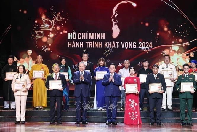 Tổng Bí thư Tô Lâm trao Biểu trưng; Trưởng Ban Tuyên giáo Trung ương Nguyễn Trọng Nghĩa trao Giấy chứng nhận tôn vinh các điển hình tiêu biểu toàn quốc trong học tập và làm theo tư tưởng, đạo đức, phong cách Hồ Chí Minh tại  Chương trình” Hồ Chí Minh - Hành trình khát vọng 2024”. Ảnh: Thống Nhất – TTXVN