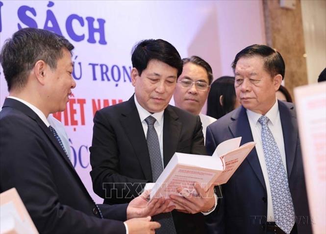 Trong công tác tuyên truyền, báo chí, xuất bản, thông tin đối ngoại, ngành Tuyên giáo đã thực hiện kịp thời, có hiệu quả, lan tỏa sâu rộng chủ trương, quyết sách lớn mang tính lịch sử. Trong ảnh: Thường trực Ban Bí thư Lương Cường và Trưởng Ban Tuyên giáo Trung ương Nguyễn Trọng Nghĩa tại Lễ ra mắt cuốn sách của Đồng chí Tổng Bí thư Nguyễn Phú Trọng “Xây dựng và phát triển nền văn hoá Việt Nam tiên tiến, đậm đà bản sắc dân tộc” (21/06/2024). Ảnh: Phương Hoa – TTXVN