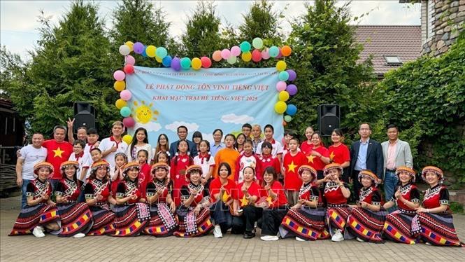 The participants to the summer camp pose for a photo with representatives of the Vietnamese Embassy and the Association of Vietnamese people in Belarus. VNA/Photo by courtesy 