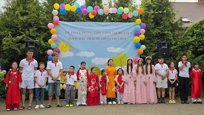The participants to the summer camp pose for a photo with representatives of the Vietnamese Embassy and the Association of Vietnamese people in Belarus. VNA/Photo by courtesy 