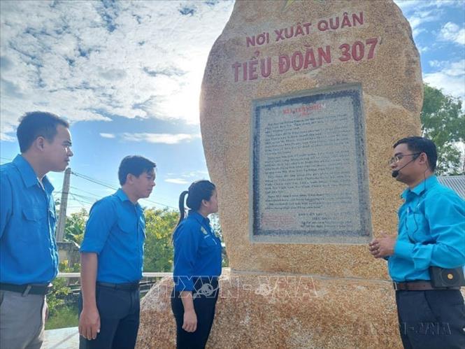 Thấm nhuần lời dạy của Bác, anh Lê Trung Hiếu (SN 1987), Phó Trưởng Ban Tuyên giáo Đảng ủy xã Đại Điền, huyện Thạnh Phú (Bến Tre) luôn dành thời gian, lòng nhiệt huyết và sự sáng tạo để tuyên truyền đưa nhanh đường lối, chủ trương, chính sách của Ðảng và pháp luật của Nhà nước vào cuộc sống, góp phần không nhỏ trên mặt trận tư tưởng chính trị của Đảng bộ xã, tạo khối đoàn kết, thống nhất, phục vụ đắc lực cho sự nghiệp xây dựng và đổi mới quê hương (2023). Ảnh: Chương Đài - TTXVN