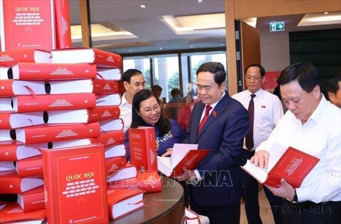 Chủ tịch Quốc hội Trần Thanh Mẫn dự Lễ ra mắt cuốn sách của Tổng Bí thư Nguyễn Phú Trọng “Quốc hội trong tiến trình đổi mới đáp ứng yêu cầu xây dựng, hoàn thiện Nhà nước pháp quyền xã hội chủ nghĩa Việt Nam” do Ban Tuyên giáo Trung ương, Ủy ban Thường vụ Quốc hội và NXB Chính trị quốc gia Sự thật tổ chức (16/7/2024). Ảnh: Văn Điệp - TTXVN