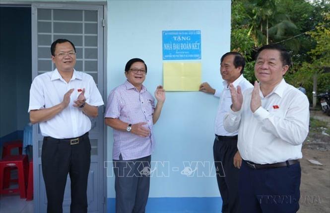 Ngành Tuyên giáo đã tuyên truyền về các giá trị nhân văn tốt đẹp chia sẻ, hỗ trợ lẫn nhau; tinh thần cộng đồng, tập thể, các hành vi ứng xử nhân ái, nghĩa tình, phù hợp...Trong ảnh: Trưởng Ban Tuyên giáo Trung ương Nguyễn Trọng Nghĩa và đoàn công tác trao tặng nhà Đại đoàn kết cho hộ nghèo, hộ cận nghèo và các gia đình có hoàn cảnh đặc biệt khó khăn tại xã Thanh Phước, huyện Gò Dầu, tỉnh Tây Ninh (9/10/2023). Ảnh: Minh Phú - TTXVN
