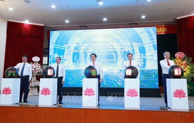 Trưởng Ban Tuyên giáo Trung ương Nguyễn Trọng Nghĩa và các đại biểu khai trương “Hệ thống phổ biến, bồi dưỡng, cập nhật kiến thức lý luận chính trị cho cán bộ, đảng viên trên internet” (Hà Nội, 09/8/2023). Ảnh: Phương Hoa - TTXVN