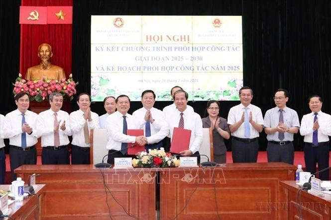 Ban Tuyên giáo và Dân vận Trung ương cùng Đảng ủy Bộ Giáo dục và Đào tạo tổ chức Hội nghị ký kết Chương trình phối hợp công tác giai đoạn 2025 - 2030 (Hà Nội, 10/7/2025). Ảnh: TTXVN phát