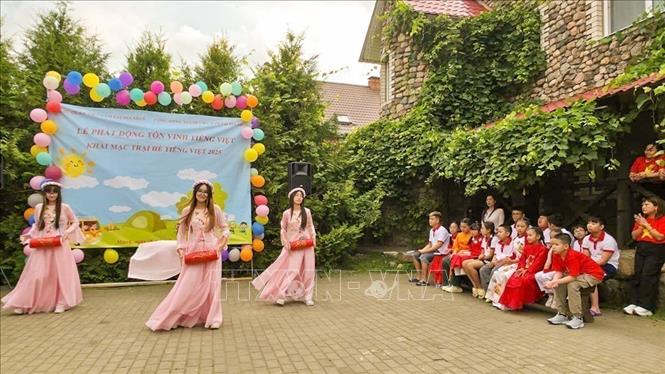 A folk dance performance by children attending the summer camp. VNA/Photo by courtesy 