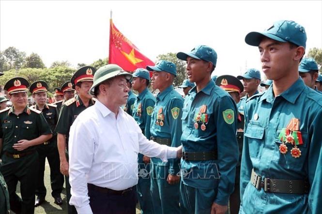 Trưởng Ban Tuyên giáo và Dân vận Trung ương Nguyễn Trọng Nghĩa động viên lực lượng tham gia diễu binh, diễu hành 50 năm Ngày Giải phóng miền Nam, thống nhất đất nước 30/4/1975-30/4/2025 (TP.Hồ Chí Minh, 20/4/2025). Ảnh: Xuân Khu-TTXVN