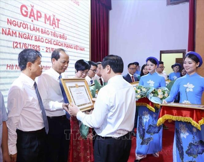 Đồng chí Lại Xuân Môn, Phó Trưởng Ban Thường trực Ban Tuyên giáo và Dân vận Trung ương trao Bằng khen cho nhà báo Nguyễn Quang Hải, Trưởng Ban Biên tập Ảnh (TTXVN) tại Gặp mặt, tuyên dương Người làm báo tiêu biểu nhân Kỷ niệm 100 năm Ngày Báo chí Cách mạng Việt Nam (21/6/1925 – 21/6/2025). Ảnh: Phương Hoa - TTXVN