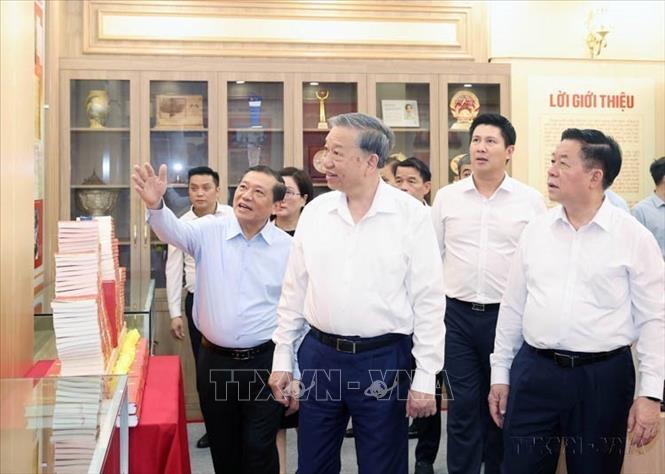 Tổng Bí thư Tô Lâm thăm Phòng truyền thống của Ban Tuyên giáo và Dân vận Trung ương (Hà Nội, 11/6/2025). Ảnh: Thống Nhất -TTXVN