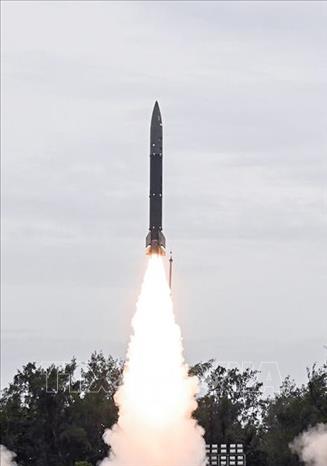 Tên lửa Pralay được phóng thử từ đảo Dr APJ Abdul Kalam, ngoài khơi bang Odisha, Ấn Độ, ngày 29/7/2025. Ảnh: ANI/TTXVN