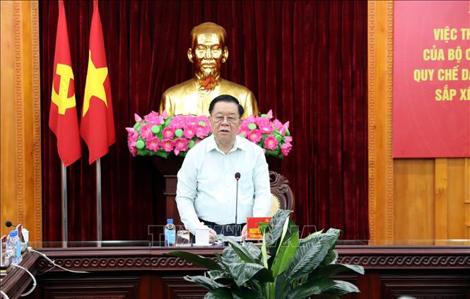 Ủy viên Bộ Chính trị, Bí thư Trung ương Đảng, Trưởng ban Tuyên giáo và Dân vận Trung ương Nguyễn Trọng Nghĩa phát biểu tại buổi làm việc. Ảnh: Văn Đạt - TTXVN