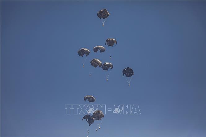 Hàng viện trợ nhân đạo được thả xuống Dải Gaza ngày 27/7/2025. Ảnh: THX/TTXVN