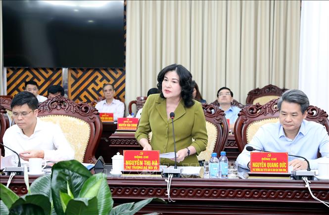 Lãnh đạo Bộ Nội vụ đánh giá cao hiệu quả hoạt động của chính quyền địa phương 2 cấp tại Lạng Sơn. Ảnh: Văn Đạt - TTXVN