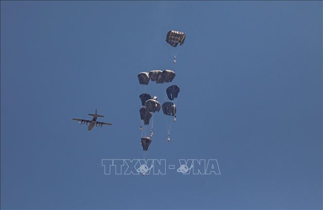 Hàng viện trợ nhân đạo được thả xuống Dải Gaza ngày 27/7/2025. Ảnh: THX/TTXVN