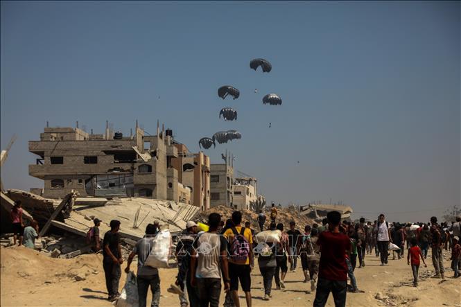 Hàng viện trợ nhân đạo được thả xuống Dải Gaza ngày 27/7/2025. Ảnh: THX/TTXVN