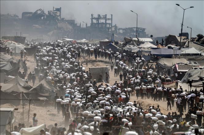 Người dân Palestine nhận hàng cứu trợ tại Beit Lahia, Dải Gaza. Ảnh: THX/TTXVN