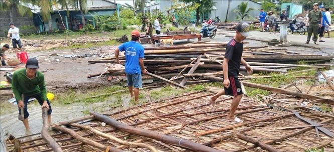 Ảnh hưởng của giông lốc trên địa bàn ấp Phước Ninh, xã Vĩnh Phước, tỉnh Cà Mau sáng 30/7/2025. Ảnh: TTXVN phát