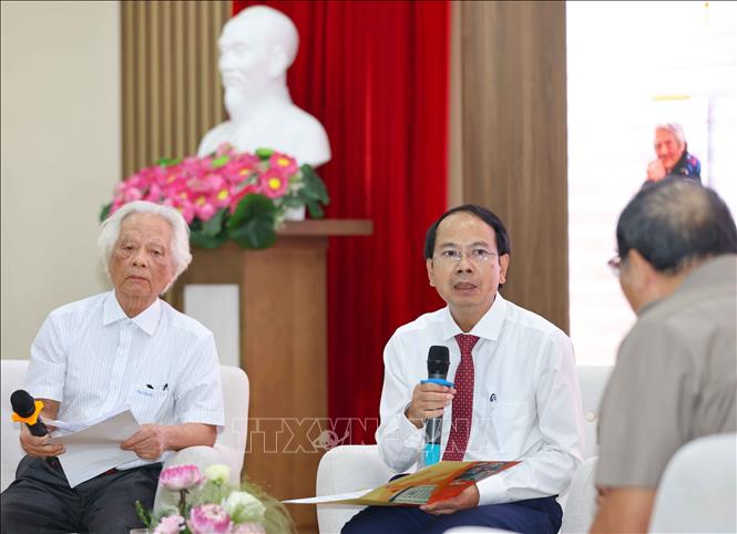 PGS.TS Nguyễn Văn Tùng - Thành viên Hội đồng thành viên, Phó Tổng Biên tập NXB Giáo dục Việt Nam cùng các tác giả và đại biểu tọa đàm, giao lưu về cuốn sách được ra mắt. Ảnh: Thanh Tùng - TTXVN