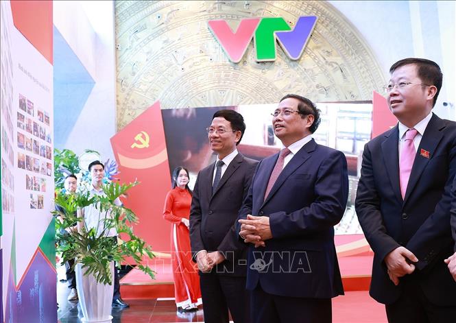 Thủ tướng Phạm Minh Chính tham quan trưng bày ảnh và hiện vật về quá trình hình thành và phát triển của Đài Truyền hình Việt Nam. Ảnh: Dương Giang-TTXVN