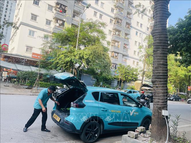 Một xe taxi điện đón, trả khách tại khu đô thị Linh Đàm (Hà Nội). Ảnh: Tuyết Mai - TTXVN