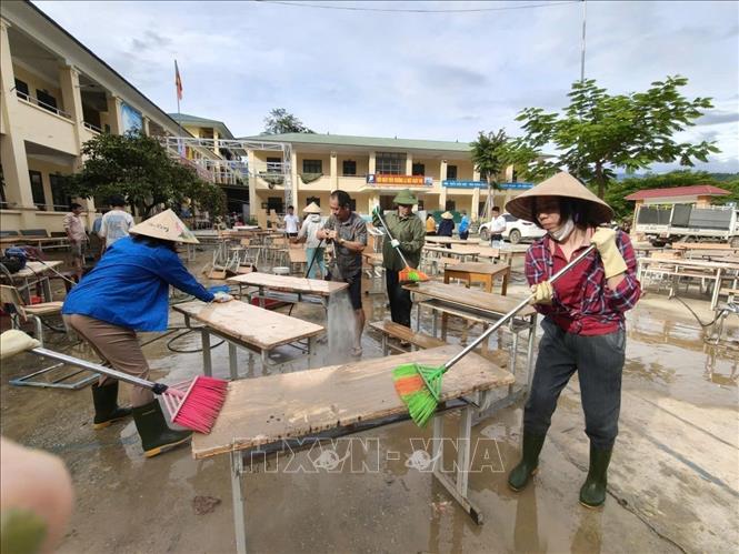 Ngoài lực lượng tại chỗ, các xã, bản, trường học ở Nghệ An còn nhận được sự hỗ trợ, giúp đỡ từ các đơn vị khác trong tỉnh để vượt qua khó khăn do lũ. Ảnh: TTXVN phát