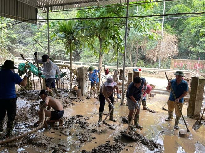 Ngoài lực lượng tại chỗ, các xã, bản, trường học ở Nghệ An còn nhận được sự hỗ trợ, giúp đỡ từ các đơn vị khác trong tỉnh để vượt qua khó khăn do lũ. Ảnh: TTXVN phát