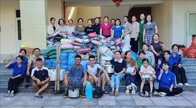 Trường THPT Nguyễn Duy Trinh quyên góp các vật dụng thiết yếu, huy động cán bộ, giáo viên nhà trường tham gia đoàn hỗ trợ các trường bị thiệt hại nặng nề do lũ. Ảnh: TTXVN phát
