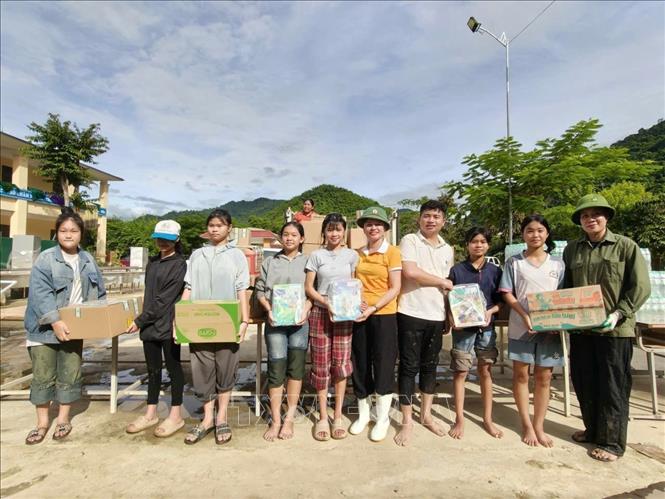 Ngoài lực lượng tại chỗ, các xã, bản, trường học ở Nghệ An còn nhận được sự hỗ trợ, giúp đỡ từ các đơn vị khác trong tỉnh để vượt qua khó khăn do lũ. Ảnh: TTXVN phát
