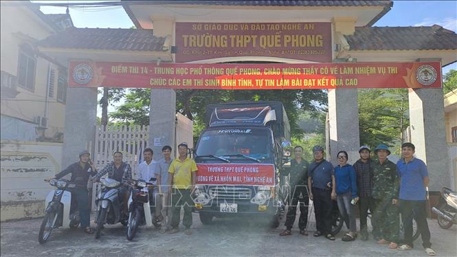 Trường THPT Quế Phong đã chuẩn bị thực phẩm, quần áo, các đồ dùng thiết yếu để gửi tới người dân và giáo viên, học sinh các xã miền Tây Nghệ An. Ảnh: TTXVN phát