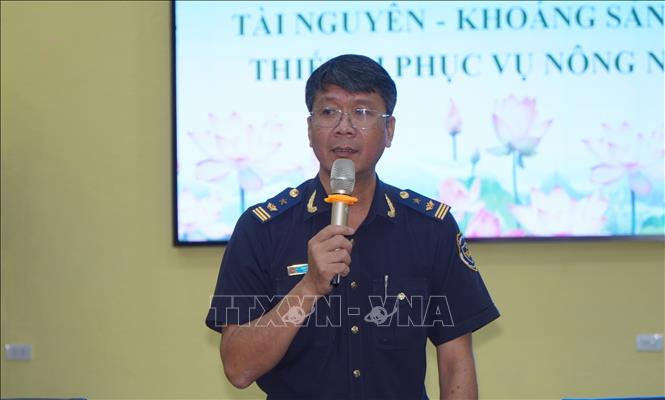 Ông Đặng Văn Tiến, Phó Chi Cục trưởng Chi cục Hải quan khu vực XX, giải đáp thắc mắc của doanh nghiệp. Ảnh: Nhựt An - TTXVN