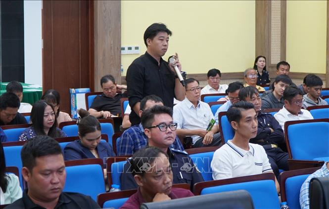 Đại diện doanh nghiệp trao đổi, trình bày khó khăn, vướng mắc tại Hội nghị. Ảnh: Nhựt An - TTXVN