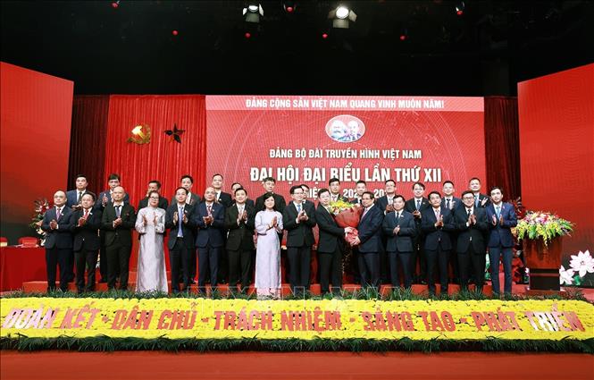 Thủ tướng Phạm Minh Chính tặng hoa chúc mừng Ban Chấp hành Đảng bộ Đài Truyền hình Việt Nam nhiệm kỳ 2025 - 2030. Ảnh: Dương Giang - TTXVN