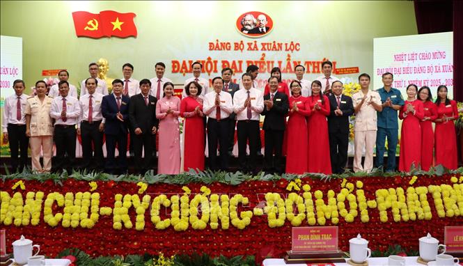 Ban Chấp hành Đảng ủy xã Xuân Lộc chụp hình lưu niệm cùng các đại biểu Trung ương và Ban Thường vụ Tỉnh ủy Đồng Nai. Ảnh: Sỹ Tuyên - TTXVN